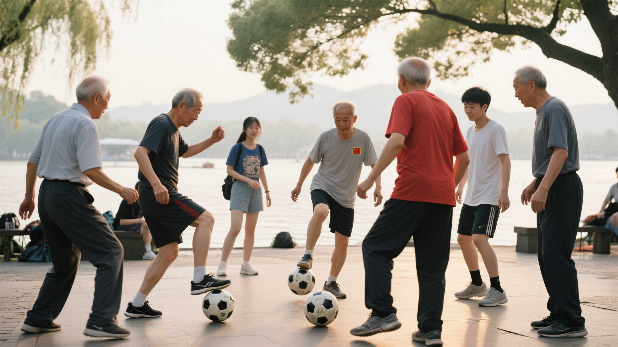 西湖晨练大爷踢球热情高涨，为国足加油鼓劲